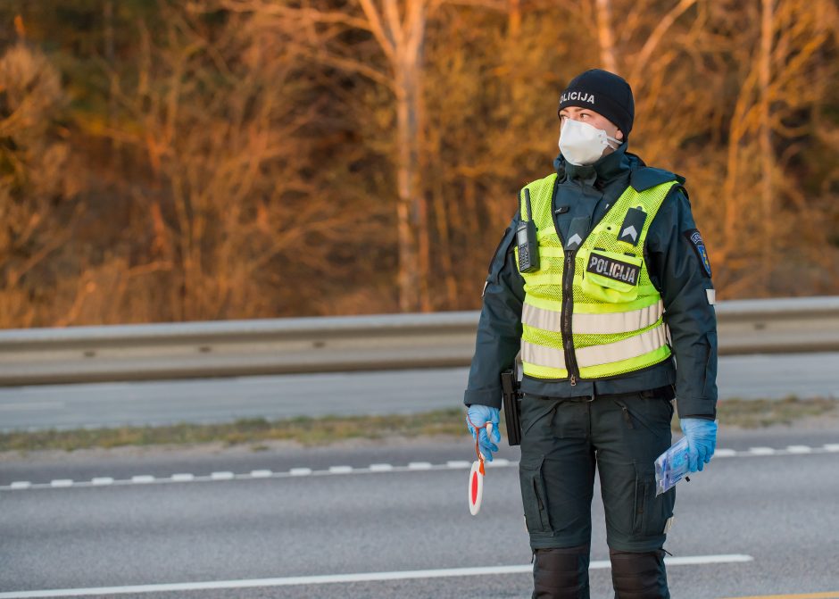 Lietuvoje apribotas žmonių judėjimas, policija įrengė 300 postų