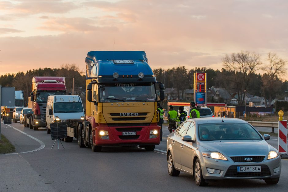 Lietuvoje apribotas žmonių judėjimas, policija įrengė 300 postų