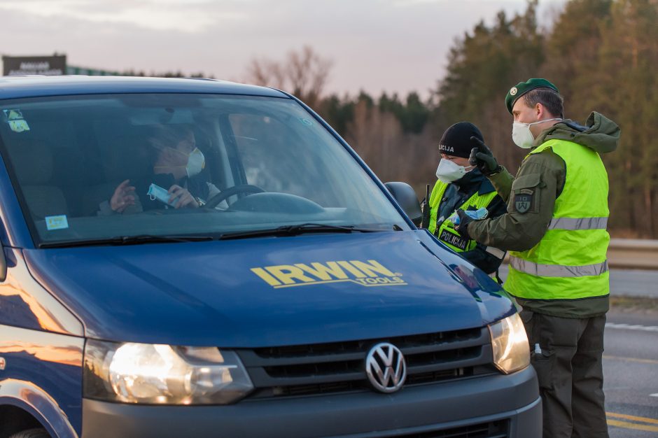 Lietuvoje apribotas žmonių judėjimas, policija įrengė 300 postų