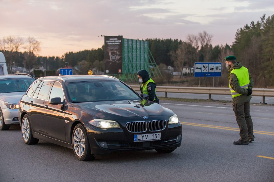 Lietuvoje apribotas žmonių judėjimas, policija įrengė 300 postų