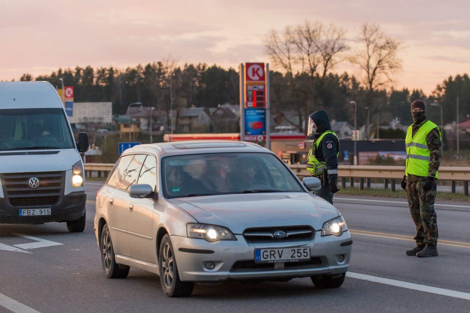 Lietuvoje apribotas žmonių judėjimas, policija įrengė 300 postų