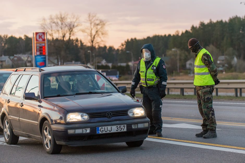 Lietuvoje apribotas žmonių judėjimas, policija įrengė 300 postų