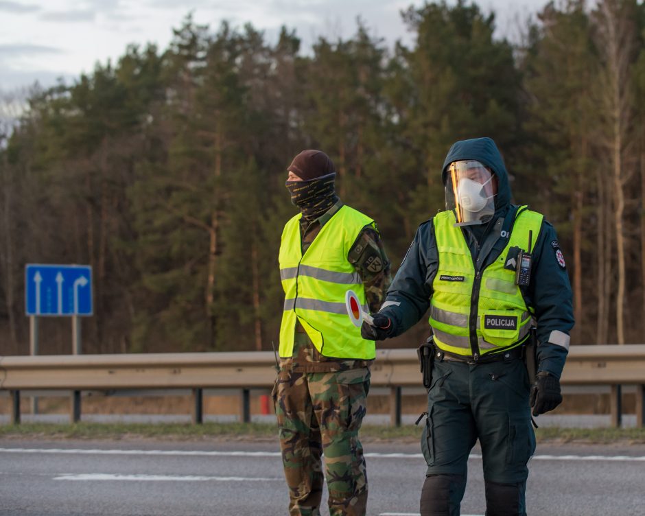 Lietuvoje apribotas žmonių judėjimas, policija įrengė 300 postų