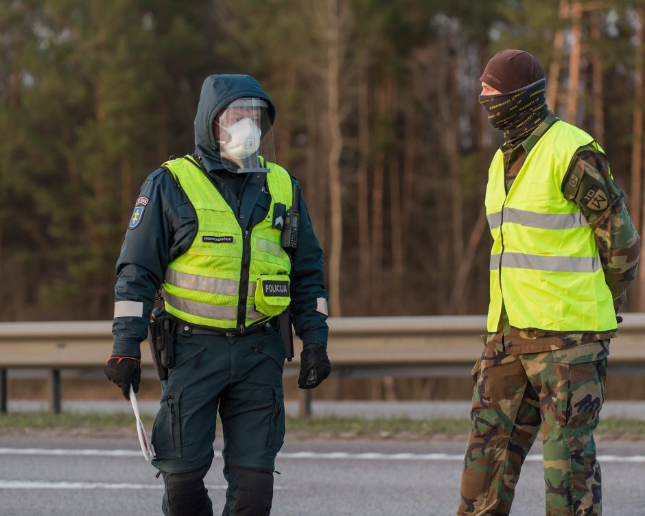 Lietuvoje apribotas žmonių judėjimas, policija įrengė 300 postų