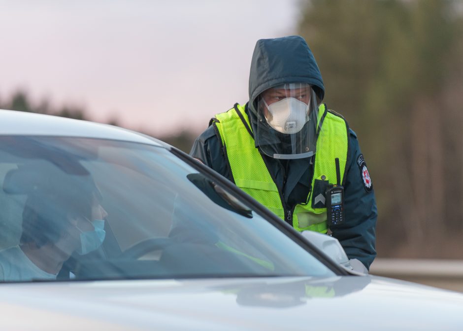 Lietuvoje apribotas žmonių judėjimas, policija įrengė 300 postų