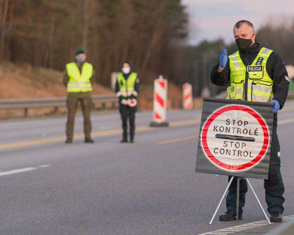 Lietuvoje apribotas žmonių judėjimas, policija įrengė 300 postų