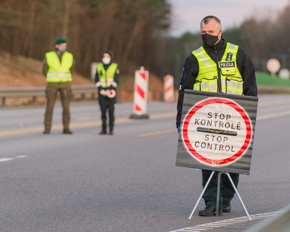 Lietuvoje apribotas žmonių judėjimas, policija įrengė 300 postų