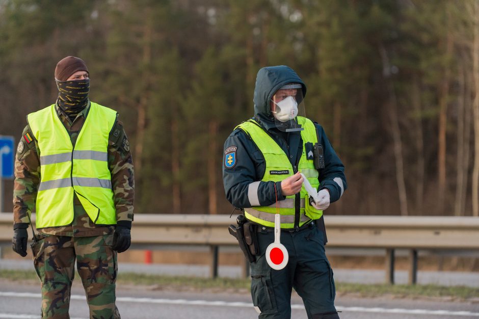 Lietuvoje apribotas žmonių judėjimas, policija įrengė 300 postų