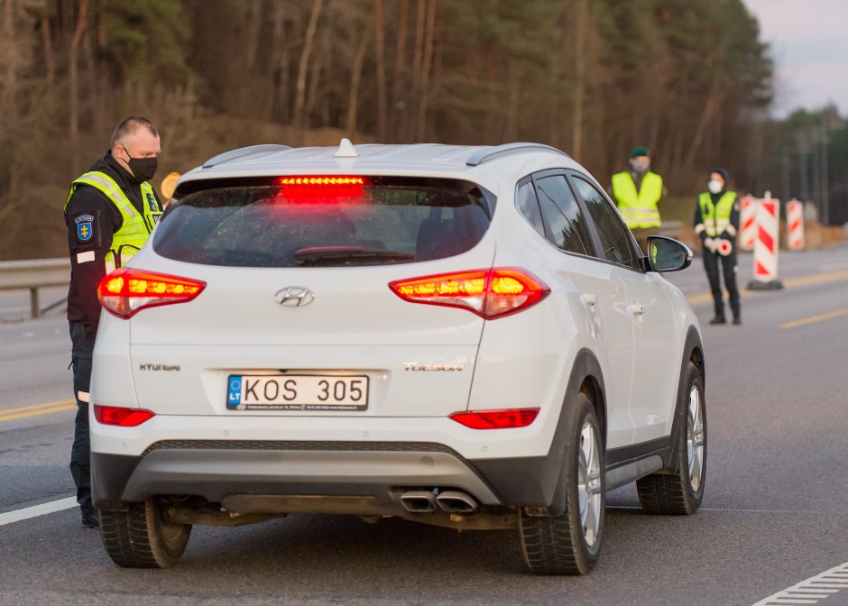 Lietuvoje apribotas žmonių judėjimas, policija įrengė 300 postų