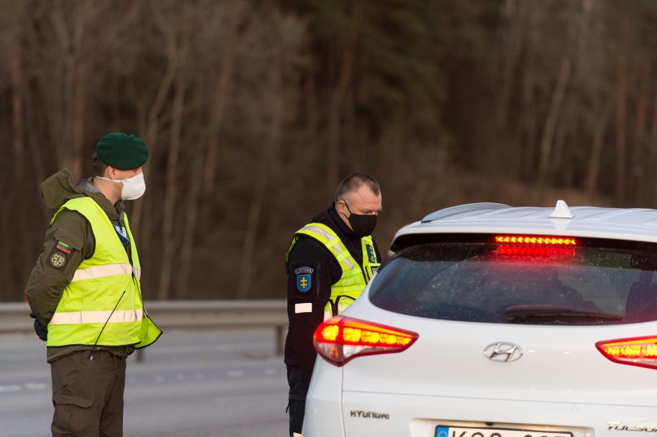 Lietuvoje apribotas žmonių judėjimas, policija įrengė 300 postų