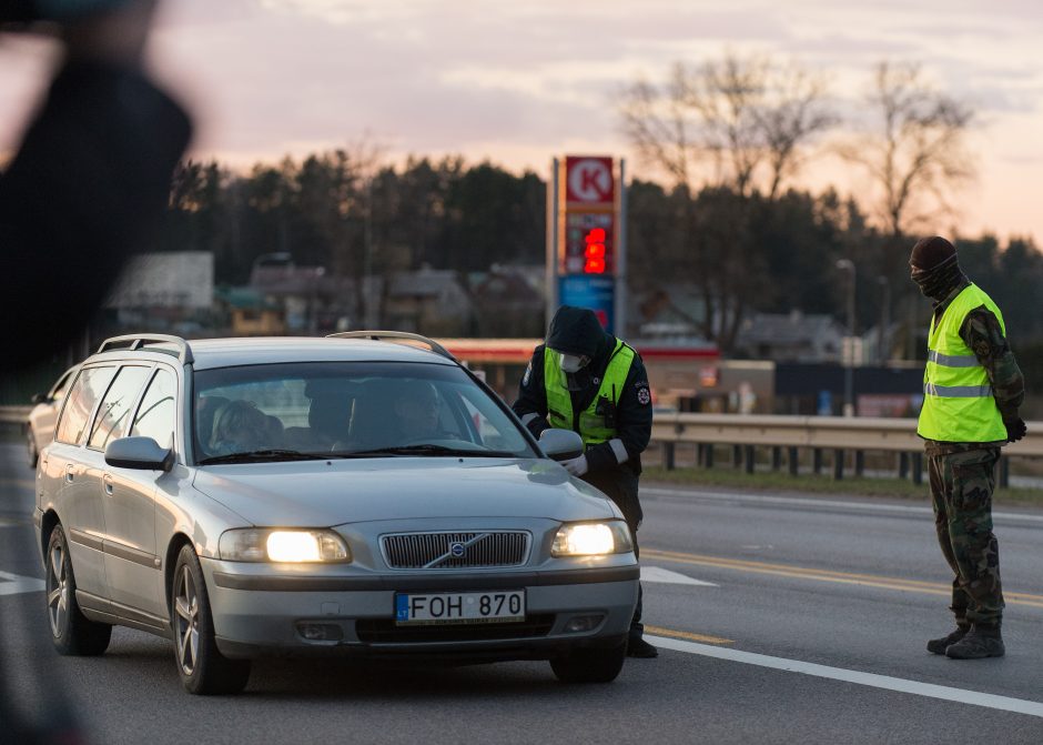 Lietuvoje apribotas žmonių judėjimas, policija įrengė 300 postų