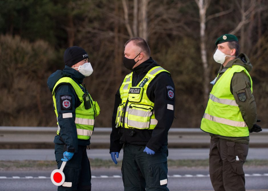 Lietuvoje apribotas žmonių judėjimas, policija įrengė 300 postų