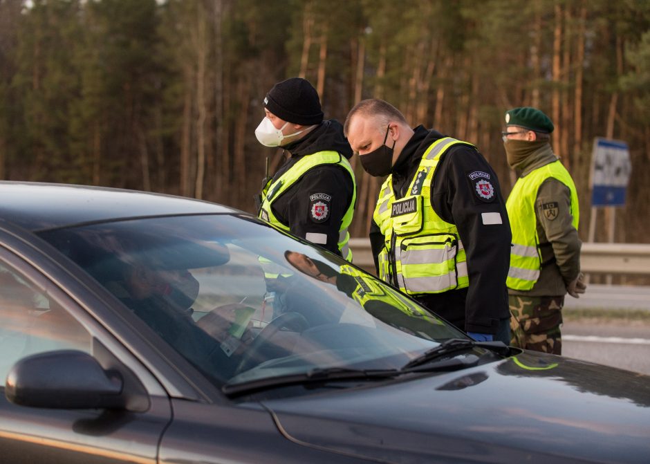 Lietuvoje apribotas žmonių judėjimas, policija įrengė 300 postų