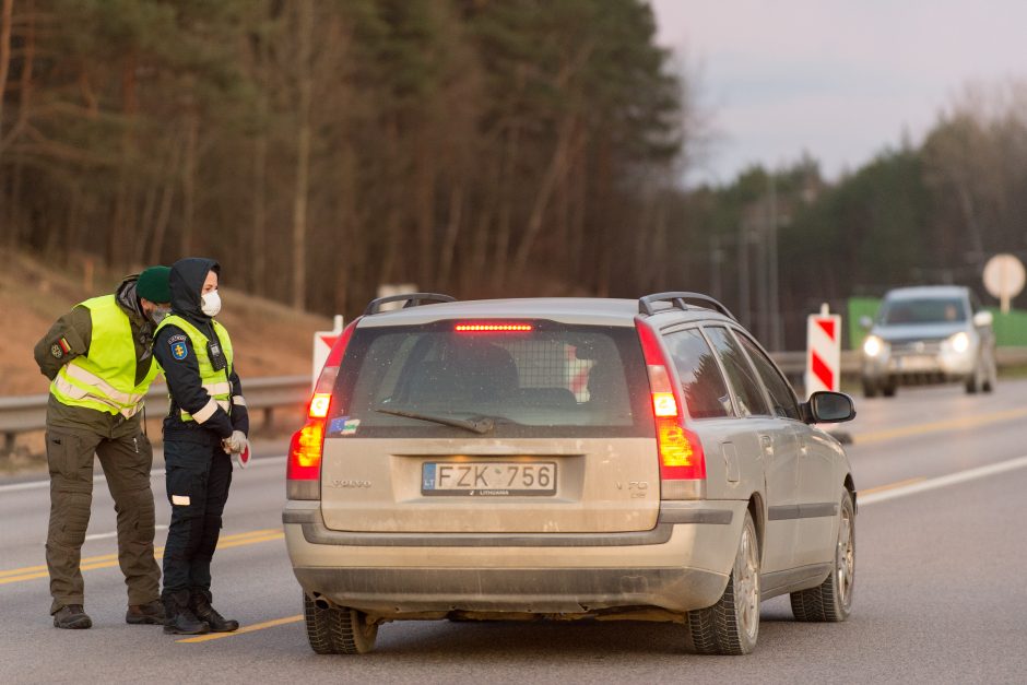 Lietuvoje apribotas žmonių judėjimas, policija įrengė 300 postų