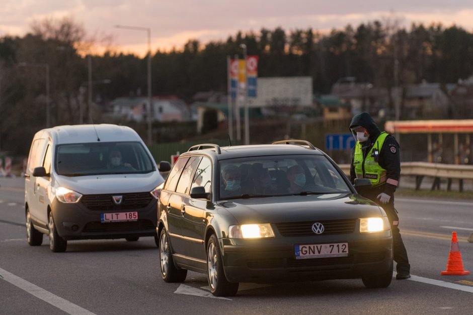 Lietuvoje apribotas žmonių judėjimas, policija įrengė 300 postų