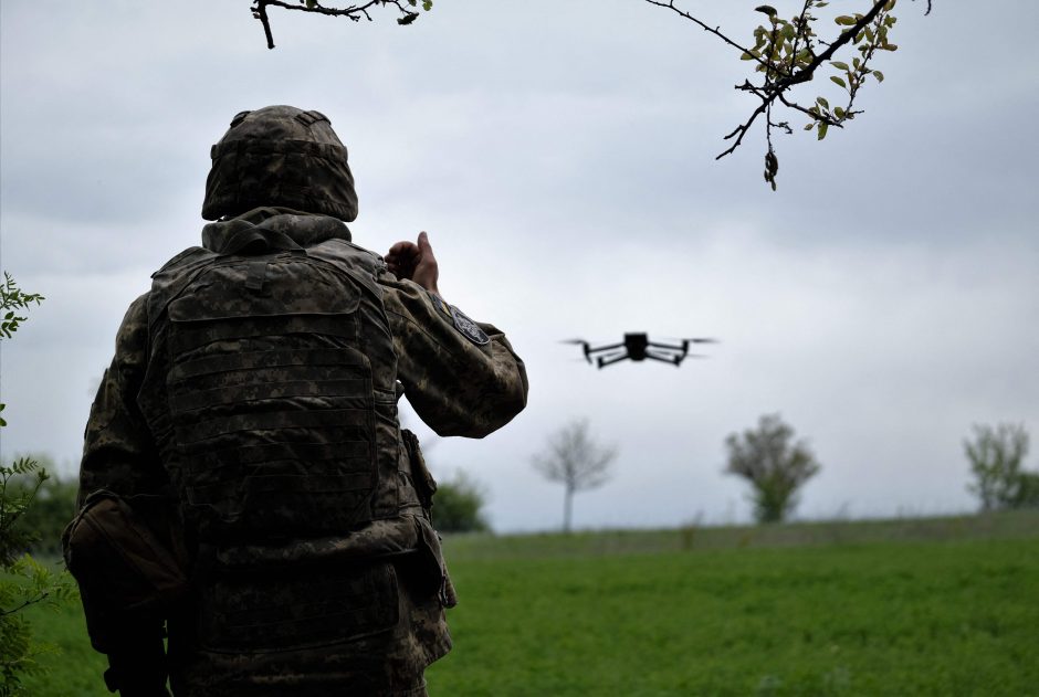 Trijų Rusijos sričių gubernatoriai sako, kad jų regionuose įvyko dronų atakų ir apšaudymų