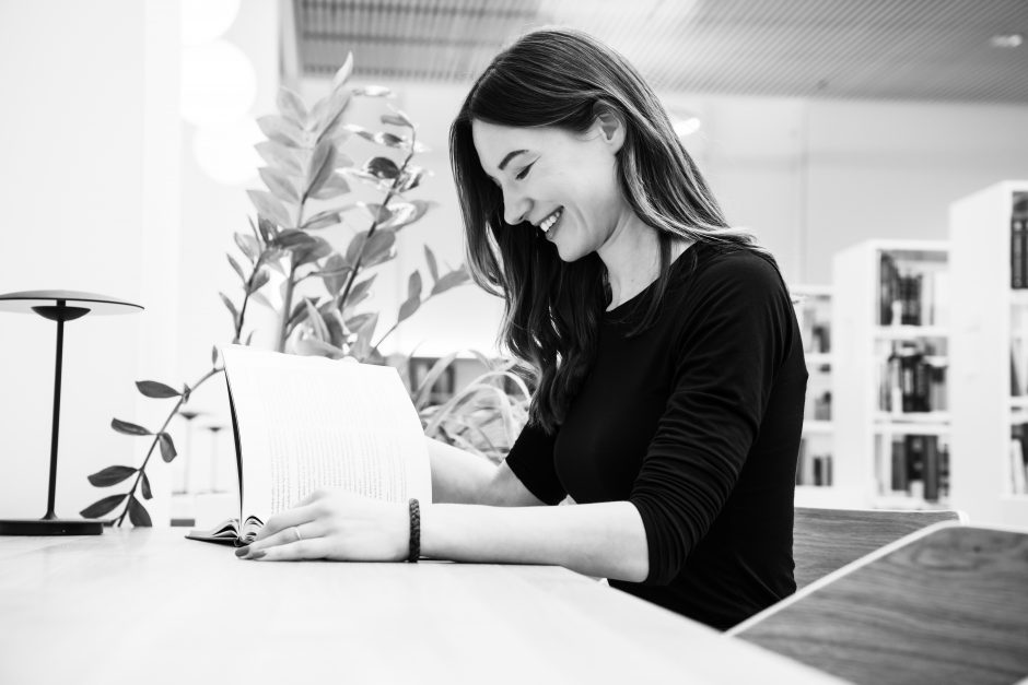 „Ąžuolyno“ bibliotekos interjerą patikėjo jaunai architektei: erdvėse – ir netikėti sprendimai