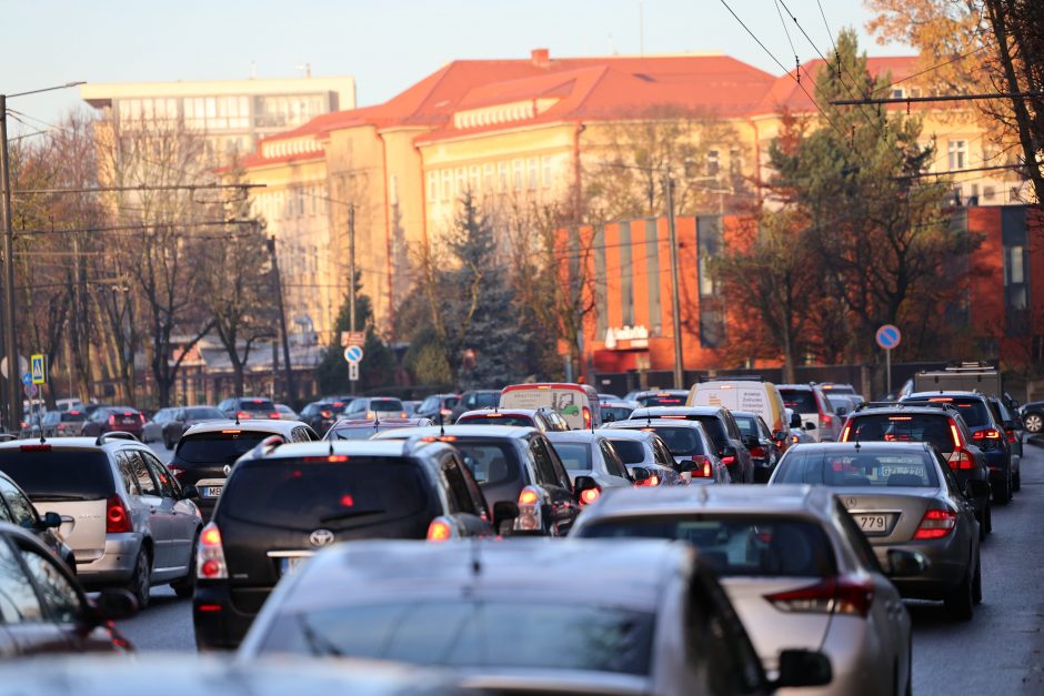 Kauno gatvėse – sudėtinga situacija: vėluoja viešasis transportas