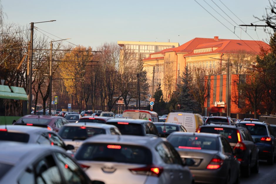 Kauno gatvėse – sudėtinga situacija: vėluoja viešasis transportas