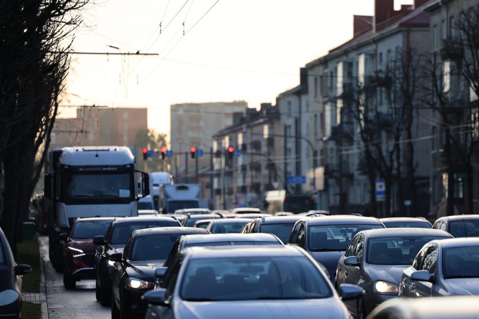 Kauno gatvėse – sudėtinga situacija: vėluoja viešasis transportas