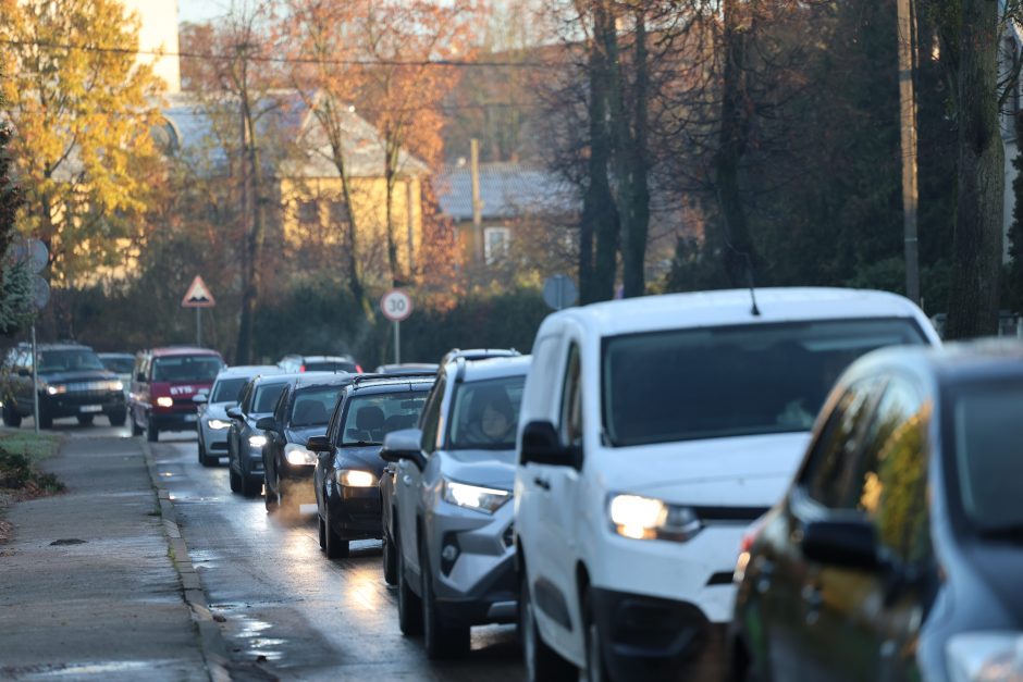 Kauno gatvėse – sudėtinga situacija: vėluoja viešasis transportas