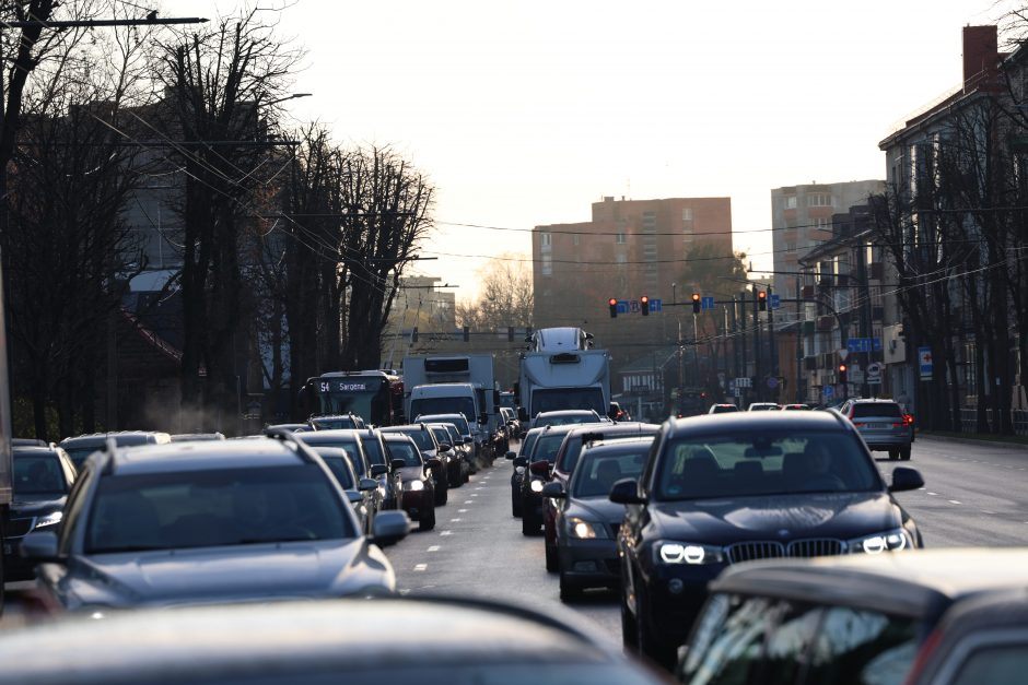 Kauno gatvėse – sudėtinga situacija: vėluoja viešasis transportas