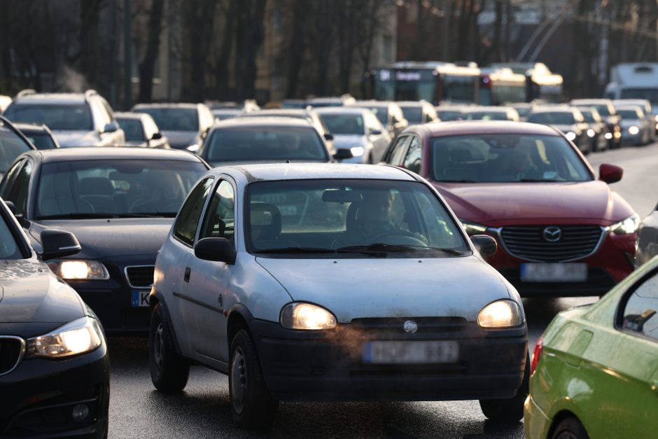 Kauno gatvėse – sudėtinga situacija: vėluoja viešasis transportas