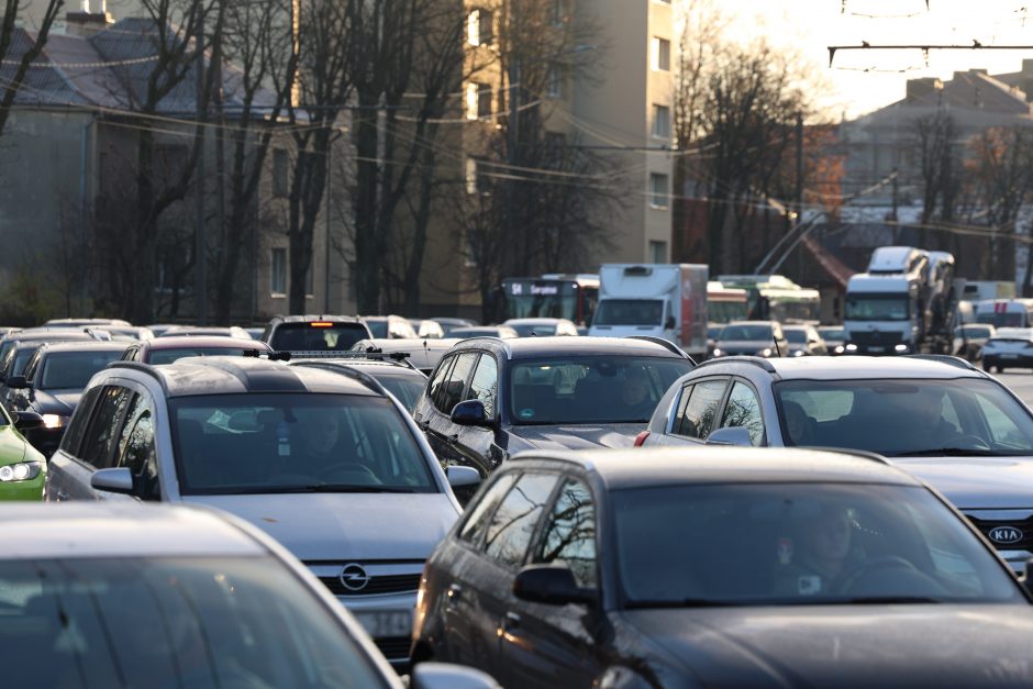 Kauno gatvėse – sudėtinga situacija: vėluoja viešasis transportas