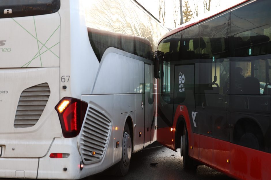 Kauno gatvėse – sudėtinga situacija: vėluoja viešasis transportas