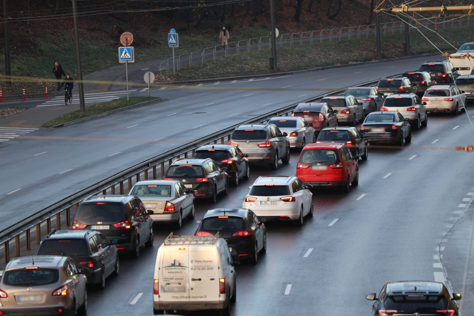 Kauno gatvėse – sudėtinga situacija: vėluoja viešasis transportas