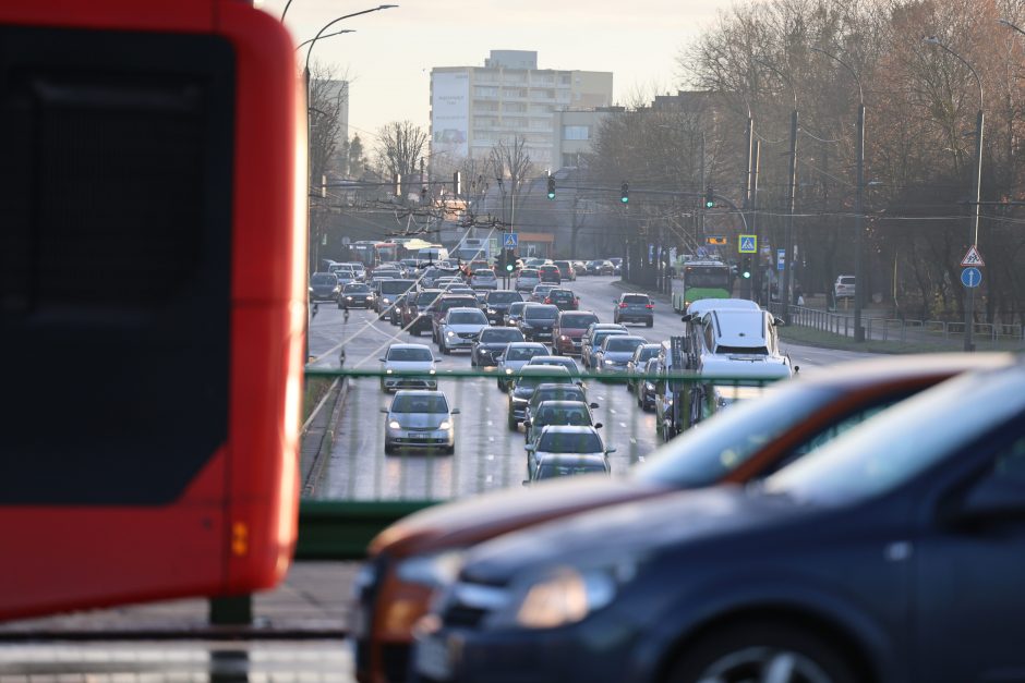 Kauno gatvėse – sudėtinga situacija: vėluoja viešasis transportas