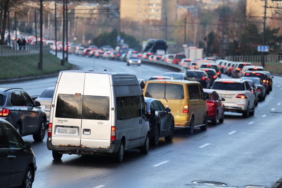 Kauno gatvėse – sudėtinga situacija: vėluoja viešasis transportas