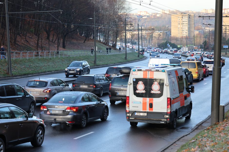 Kauno gatvėse – sudėtinga situacija: vėluoja viešasis transportas