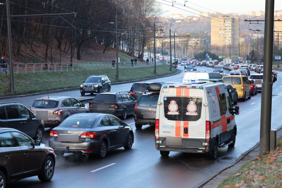 Kauno gatvėse – sudėtinga situacija: vėluoja viešasis transportas