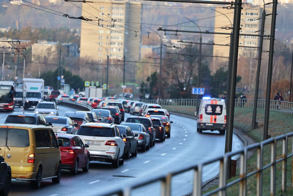 Kauno gatvėse – sudėtinga situacija: vėluoja viešasis transportas