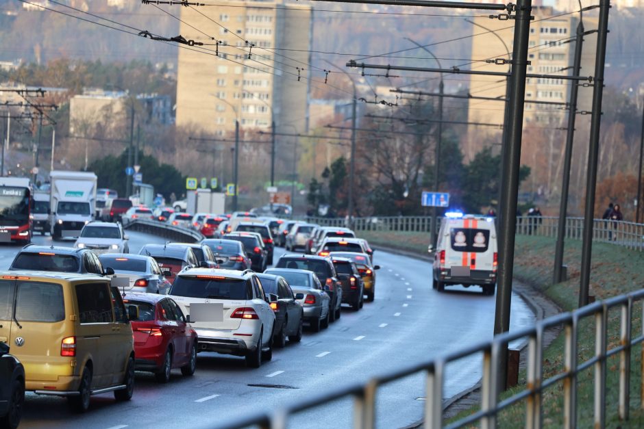 Kauno gatvėse – sudėtinga situacija: vėluoja viešasis transportas