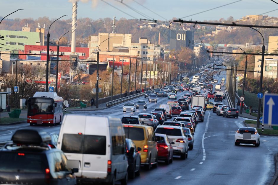 Kauno gatvėse – sudėtinga situacija: vėluoja viešasis transportas