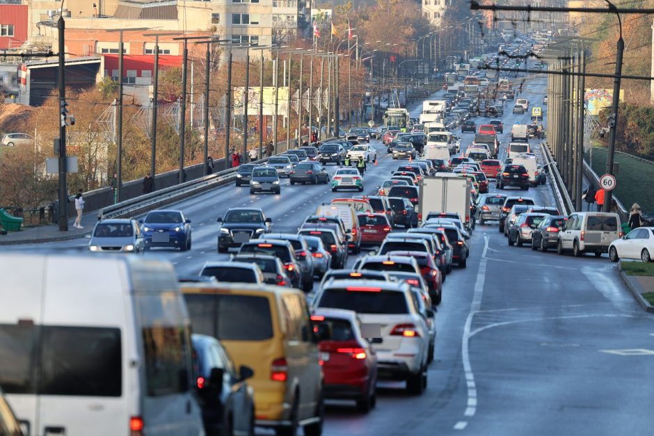 Kauno gatvėse – sudėtinga situacija: vėluoja viešasis transportas