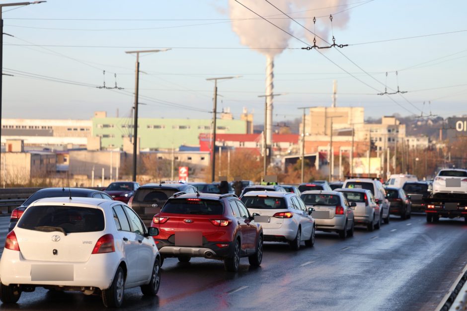 Kauno gatvėse – sudėtinga situacija: vėluoja viešasis transportas