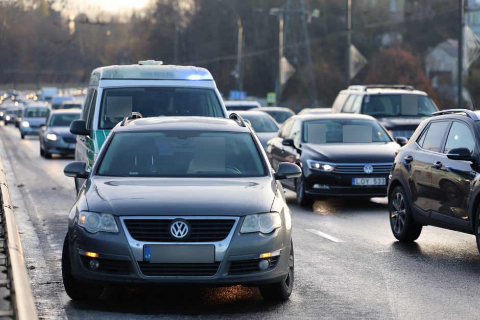 Kauno gatvėse – sudėtinga situacija: vėluoja viešasis transportas