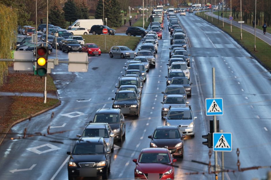 Kauno gatvėse – sudėtinga situacija: vėluoja viešasis transportas