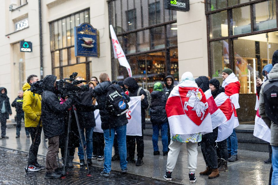 Vilniuje – maždaug dviejų dešimčių baltarusių protestas: norime, kad „vatnikų“ pelkė plėstųsi?