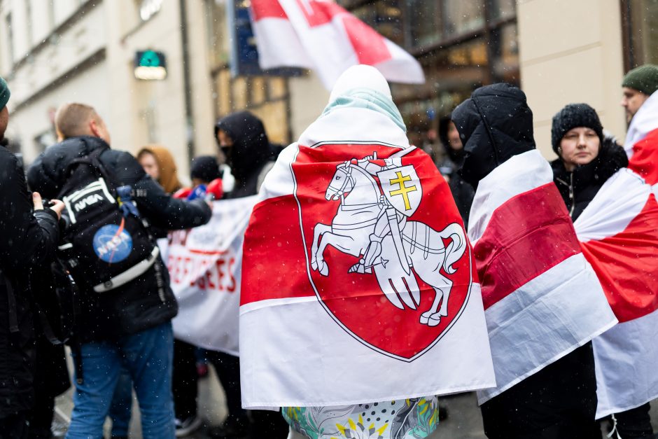 Vilniuje – maždaug dviejų dešimčių baltarusių protestas: norime, kad „vatnikų“ pelkė plėstųsi?