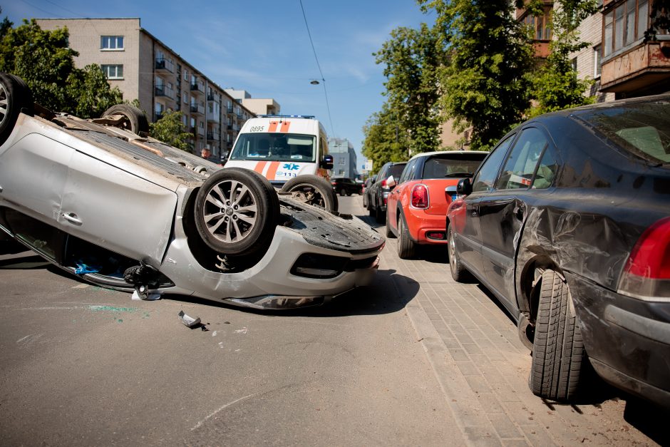 Prie policijos pastato automobilis apsivertė ant stogo: vairuotojas – girtas (papildyta)