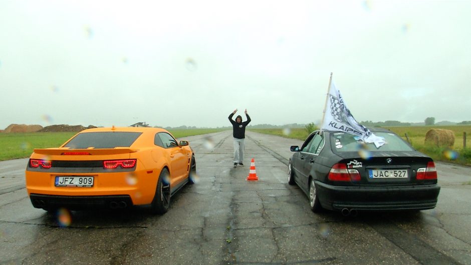 Aklieji sėdo už automobilio vairo ir bandė įveikti lenktynių trasą