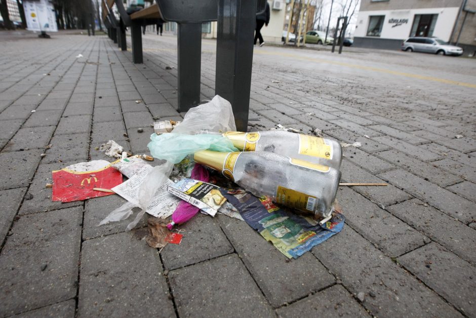 Klaipėdiečiai pasipiktinę: Taikos prospektas skendi šiukšlėse