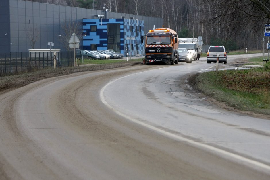 Gyventojai piktinasi keliu į Klaipėdą: skundžiasi, jog virto purvynu