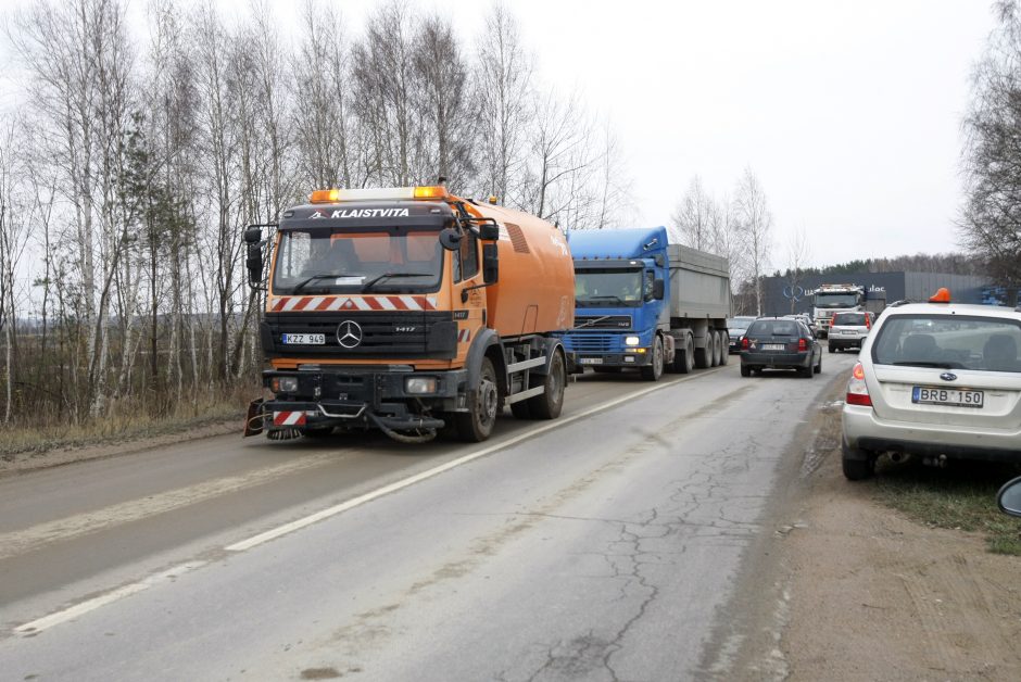 Gyventojai piktinasi keliu į Klaipėdą: skundžiasi, jog virto purvynu