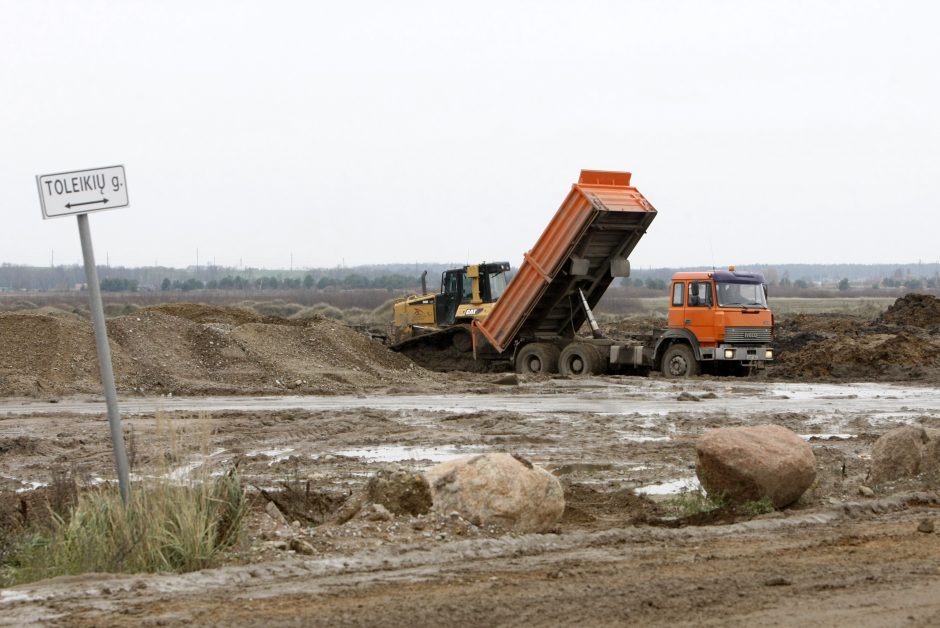 Gyventojai piktinasi keliu į Klaipėdą: skundžiasi, jog virto purvynu