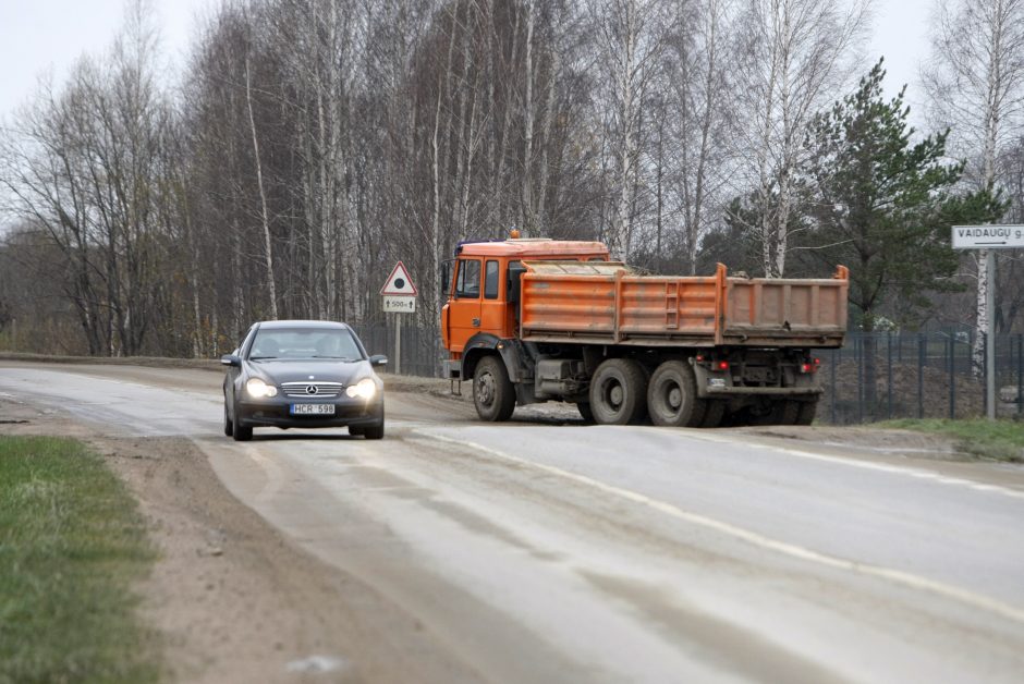 Gyventojai piktinasi keliu į Klaipėdą: skundžiasi, jog virto purvynu